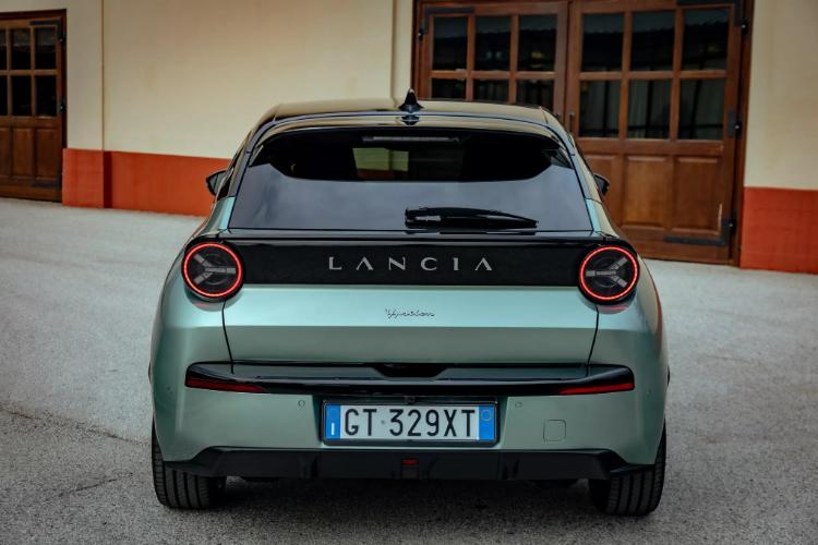 2025-lancia-ypsilon-hybrid-sada-ima-vise-snage-ali-zapravo-nema-12