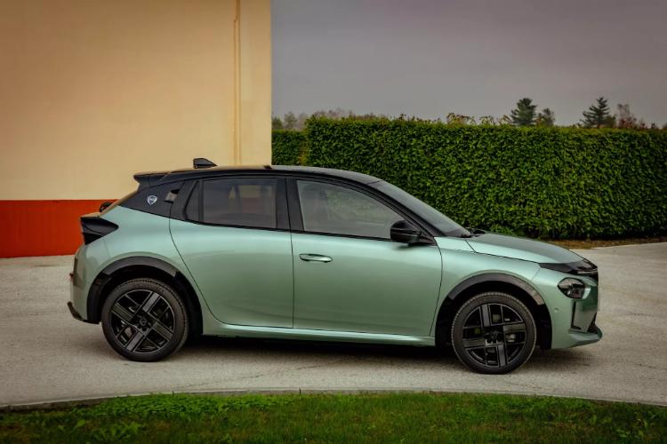 2025-lancia-ypsilon-hybrid-sada-ima-vise-snage-ali-zapravo-nema-11