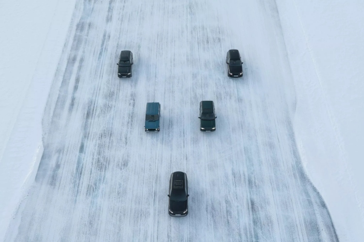 novi-range-rover-electric-jaci-je-od-twin-turbo-v8-tiho-brzo-i-aristokratski-bezobrazno-2