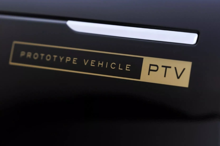 novi-range-rover-electric-jaci-je-od-twin-turbo-v8-tiho-brzo-i-aristokratski-bezobrazno-6