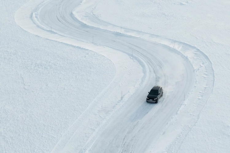 novi-range-rover-electric-jaci-je-od-twin-turbo-v8-tiho-brzo-i-aristokratski-bezobrazno-5