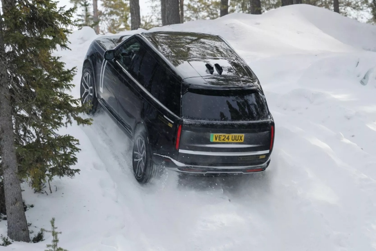novi-range-rover-electric-jaci-je-od-twin-turbo-v8-tiho-brzo-i-aristokratski-bezobrazno-9