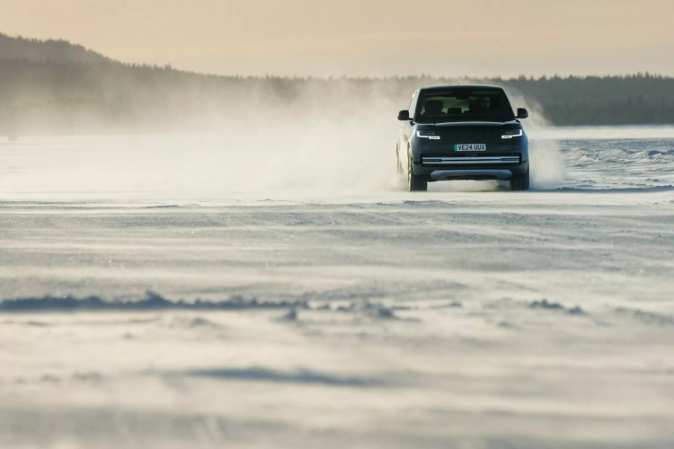 novi-range-rover-electric-jaci-je-od-twin-turbo-v8-tiho-brzo-i-aristokratski-bezobrazno-10