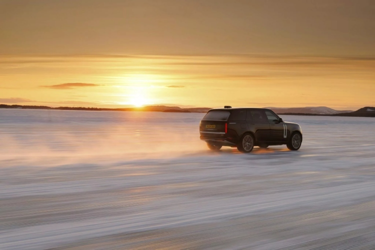 novi-range-rover-electric-jaci-je-od-twin-turbo-v8-tiho-brzo-i-aristokratski-bezobrazno-12