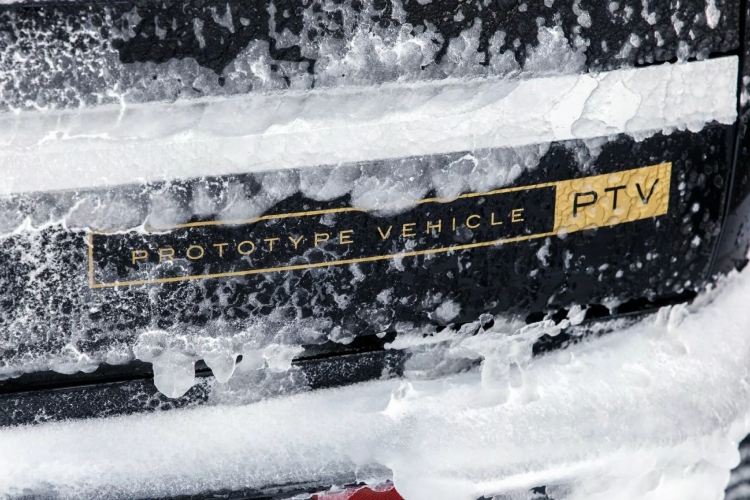 novi-range-rover-electric-jaci-je-od-twin-turbo-v8-tiho-brzo-i-aristokratski-bezobrazno-14