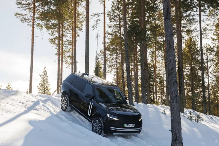 novi-range-rover-electric-jaci-je-od-twin-turbo-v8-tiho-brzo-i-aristokratski-bezobrazno-15