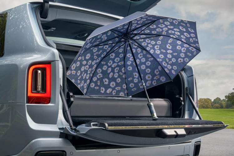rolls-royce-cullinan-daisy-kada-luksuz-postane-oda-skromnosti-2