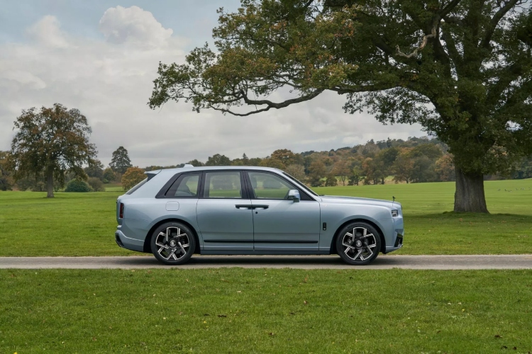 rolls-royce-cullinan-daisy-kada-luksuz-postane-oda-skromnosti-1