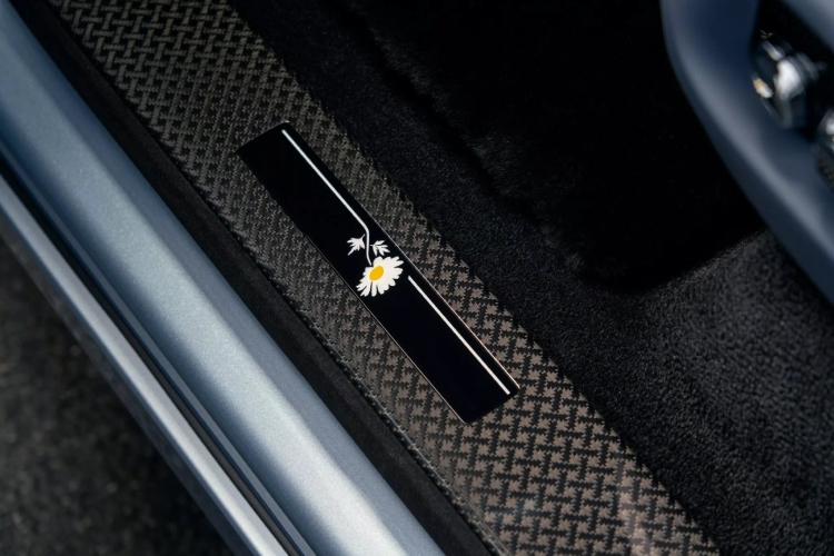 rolls-royce-cullinan-daisy-kada-luksuz-postane-oda-skromnosti-6