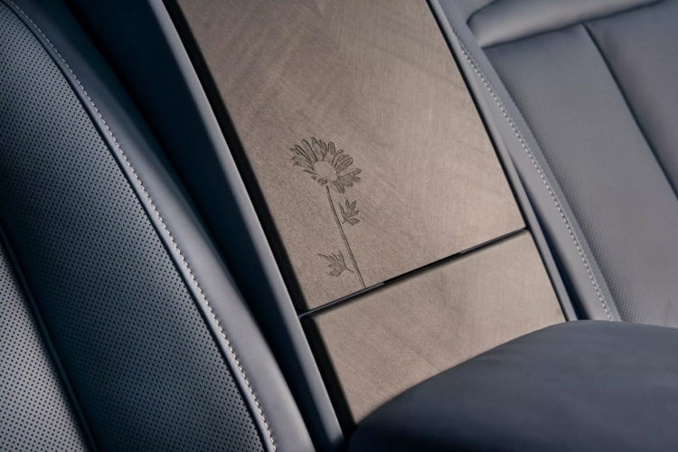 rolls-royce-cullinan-daisy-kada-luksuz-postane-oda-skromnosti-8