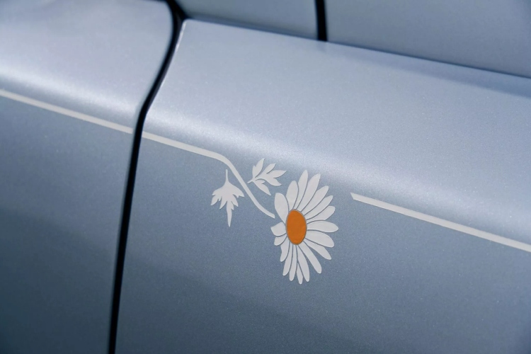 rolls-royce-cullinan-daisy-kada-luksuz-postane-oda-skromnosti-9