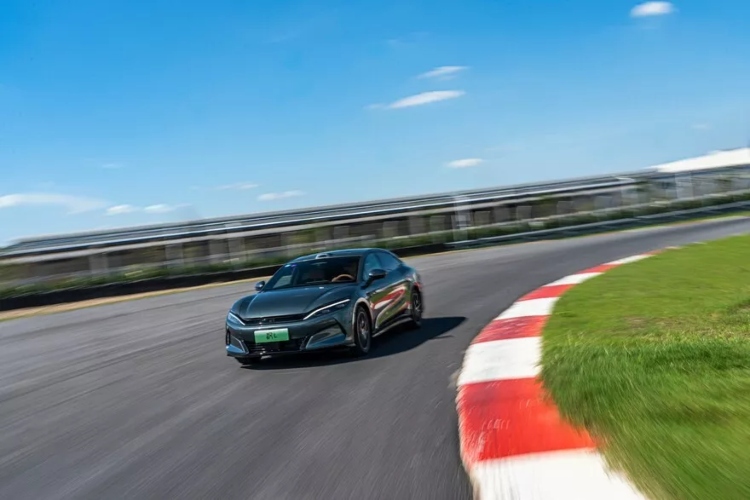 byd-otvara-diznilend-na-tockovima-tematski-park-gde-kola-plivaju-penju-se-na-dine-i-voze-kao-f1-2