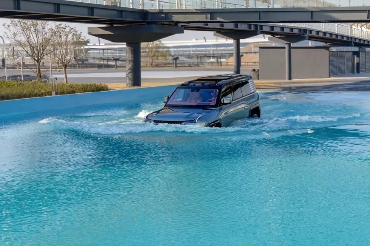 byd-otvara-diznilend-na-tockovima-tematski-park-gde-kola-plivaju-penju-se-na-dine-i-voze-kao-f1-5
