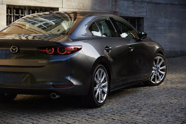 2026-mazda3-skuplja-ali-bar-jos-ima-menjac-koji-trazi-levu-nogu-2