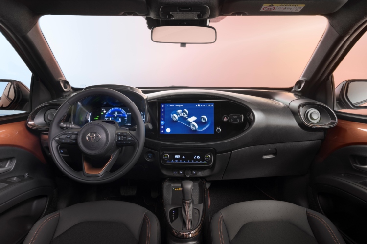 novi-aygo-x-hybrid-efikasniji-i-jos-zabavniji-2