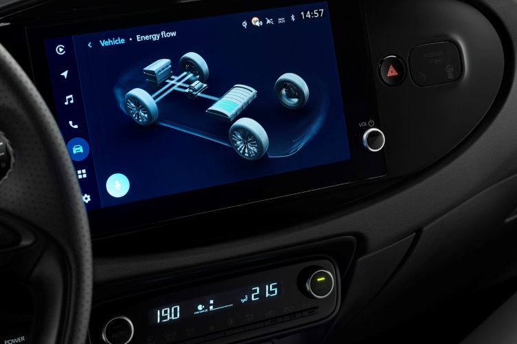 novi-aygo-x-hybrid-efikasniji-i-jos-zabavniji-4