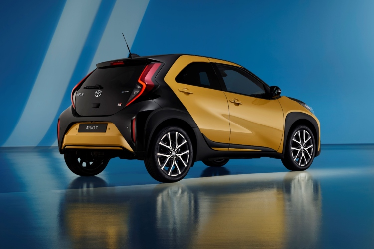 novi-aygo-x-hybrid-efikasniji-i-jos-zabavniji-6