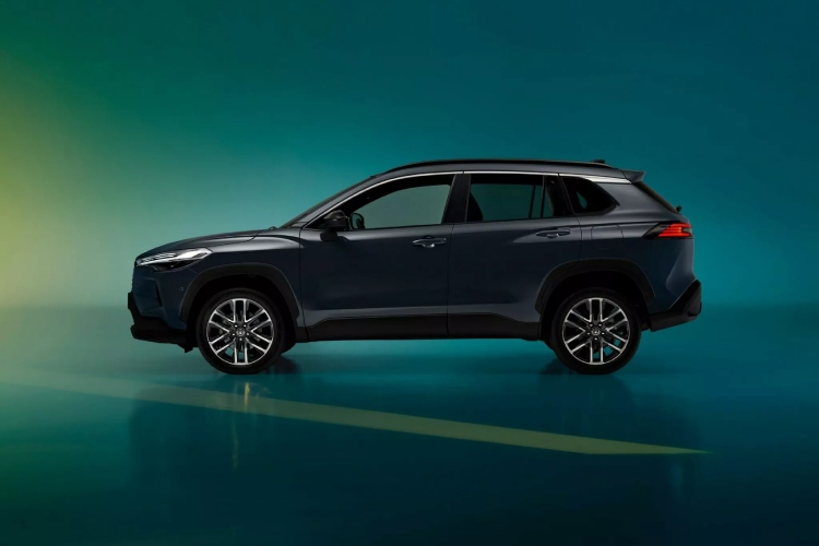 2026-toyota-corolla-cross-gr-sport-kad-i-porodicni-suv-pozeli-da-ostavi-trag-u-krivini-2