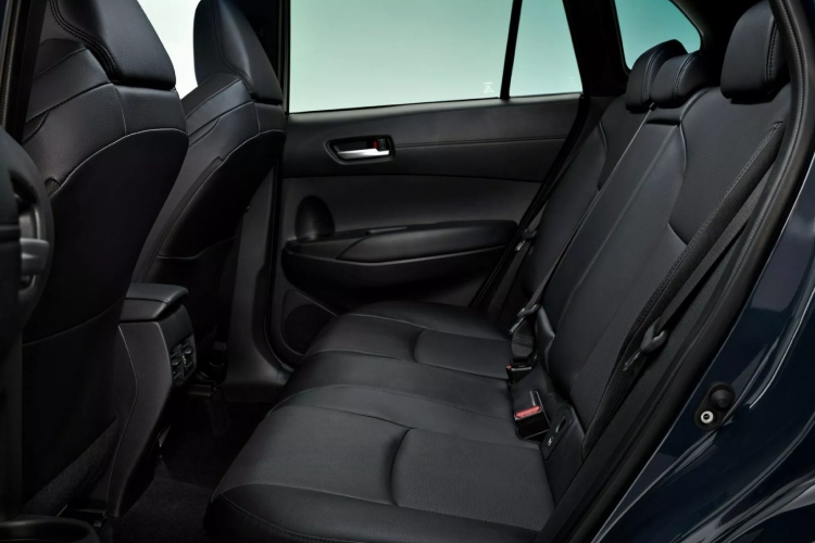 2026-toyota-corolla-cross-gr-sport-kad-i-porodicni-suv-pozeli-da-ostavi-trag-u-krivini-8