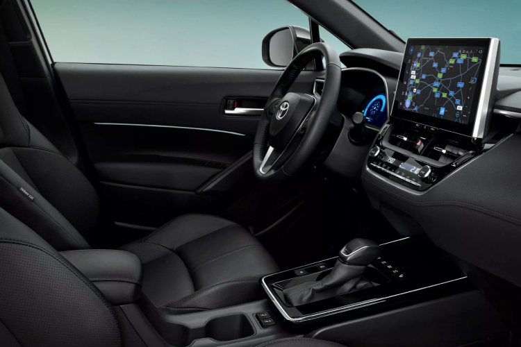2026-toyota-corolla-cross-gr-sport-kad-i-porodicni-suv-pozeli-da-ostavi-trag-u-krivini-11