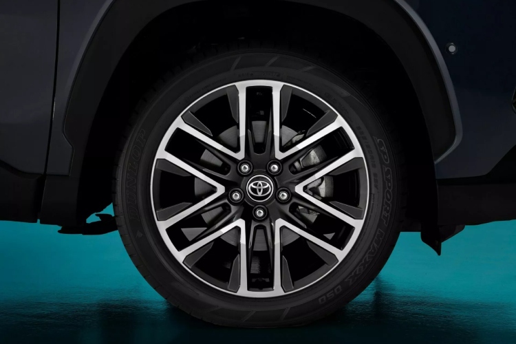 2026-toyota-corolla-cross-gr-sport-kad-i-porodicni-suv-pozeli-da-ostavi-trag-u-krivini-17