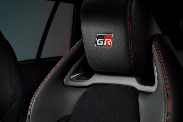 2026-toyota-corolla-cross-gr-sport-kad-i-porodicni-suv-pozeli-da-ostavi-trag-u-krivini-19
