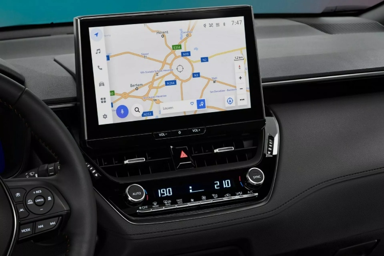 2026-toyota-corolla-cross-gr-sport-kad-i-porodicni-suv-pozeli-da-ostavi-trag-u-krivini-21