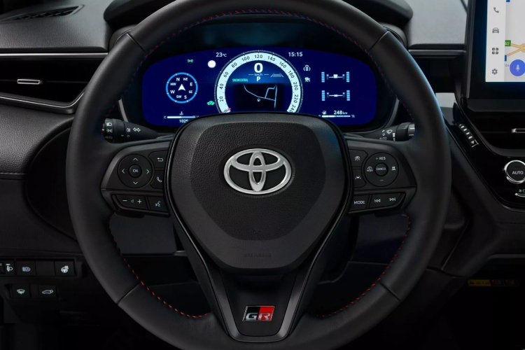 2026-toyota-corolla-cross-gr-sport-kad-i-porodicni-suv-pozeli-da-ostavi-trag-u-krivini-23