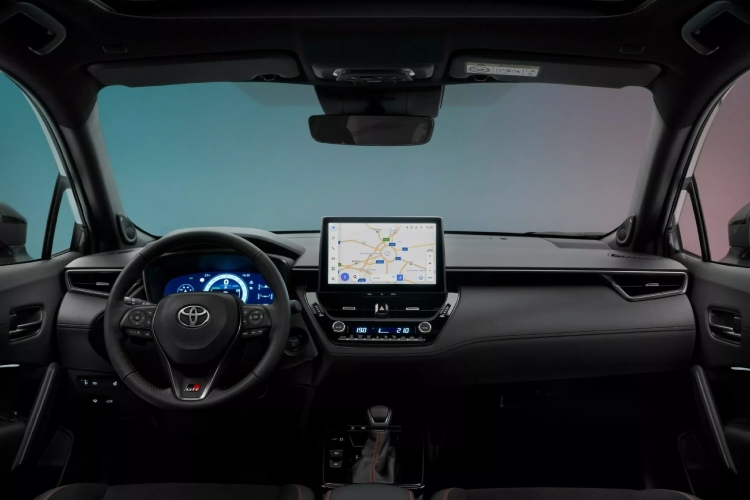 2026-toyota-corolla-cross-gr-sport-kad-i-porodicni-suv-pozeli-da-ostavi-trag-u-krivini-24