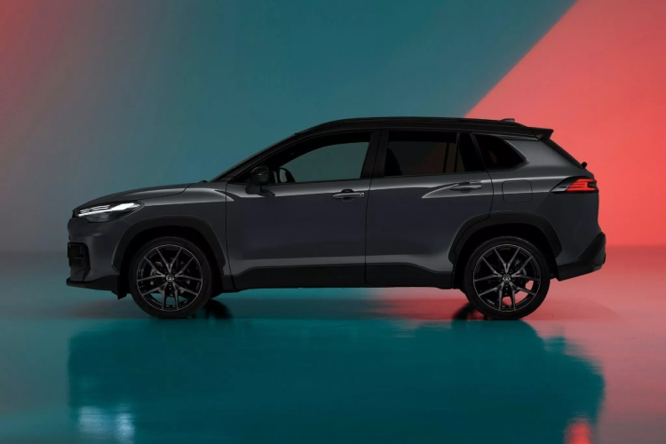 2026-toyota-corolla-cross-gr-sport-kad-i-porodicni-suv-pozeli-da-ostavi-trag-u-krivini-30