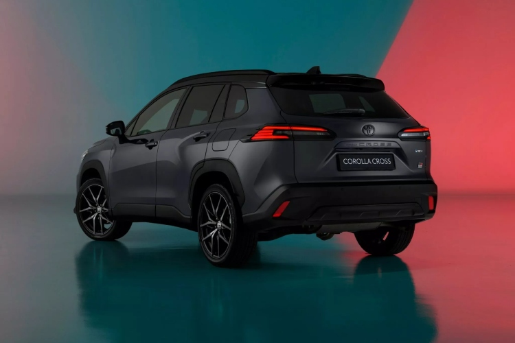 2026-toyota-corolla-cross-gr-sport-kad-i-porodicni-suv-pozeli-da-ostavi-trag-u-krivini-32