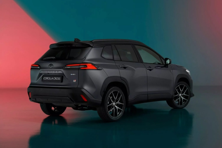 2026-toyota-corolla-cross-gr-sport-kad-i-porodicni-suv-pozeli-da-ostavi-trag-u-krivini-34