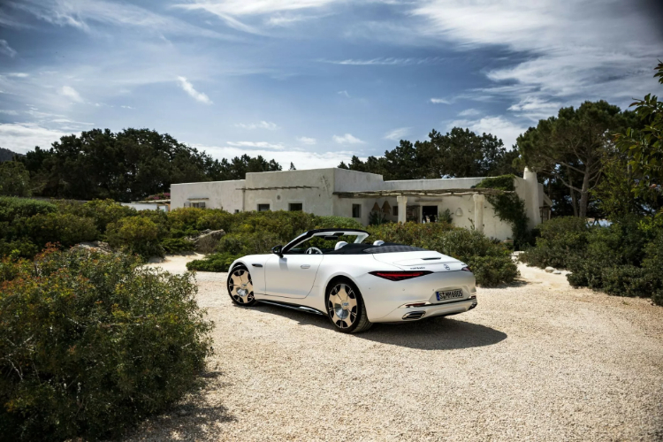 monogram-na-tockovima-maybach-sl680-je-kao-louis-vuitton-za-superbogate-sa-krizom-identiteta-49