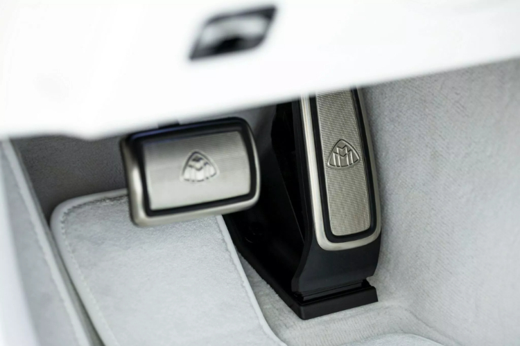 monogram-na-tockovima-maybach-sl680-je-kao-louis-vuitton-za-superbogate-sa-krizom-identiteta-53