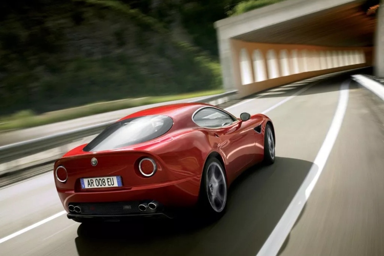 zagato-ponovo-pise-istoriju-stize-unikatna-alfa-romeo-8c-doppiacoda-3