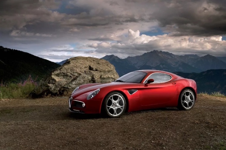 zagato-ponovo-pise-istoriju-stize-unikatna-alfa-romeo-8c-doppiacoda-2