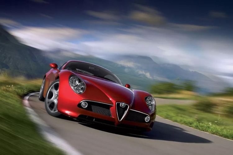 zagato-ponovo-pise-istoriju-stize-unikatna-alfa-romeo-8c-doppiacoda-5