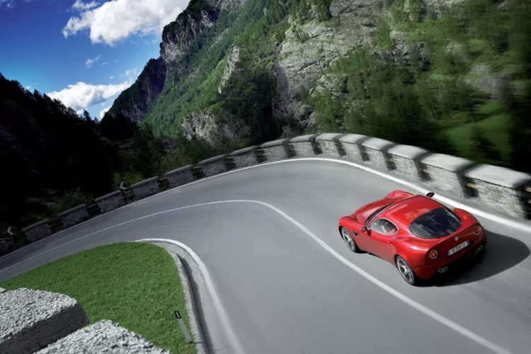 zagato-ponovo-pise-istoriju-stize-unikatna-alfa-romeo-8c-doppiacoda-4