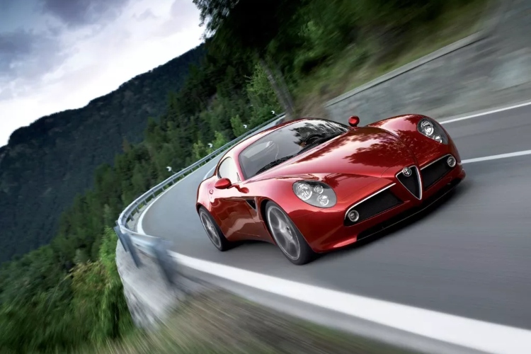 zagato-ponovo-pise-istoriju-stize-unikatna-alfa-romeo-8c-doppiacoda-6