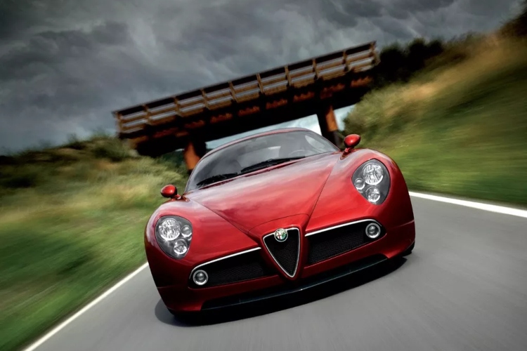 zagato-ponovo-pise-istoriju-stize-unikatna-alfa-romeo-8c-doppiacoda-9