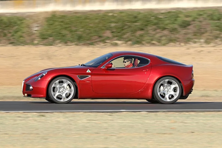 zagato-ponovo-pise-istoriju-stize-unikatna-alfa-romeo-8c-doppiacoda-1