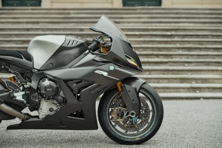 bmw-concept-rr-je-toliko-brz-da-bi-vas-uhvatio-i-kad-bezite-mislima-2