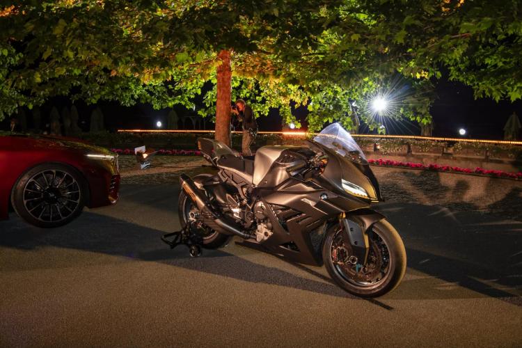 bmw-concept-rr-je-toliko-brz-da-bi-vas-uhvatio-i-kad-bezite-mislima-15