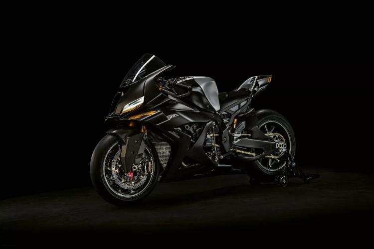 bmw-concept-rr-je-toliko-brz-da-bi-vas-uhvatio-i-kad-bezite-mislima-17