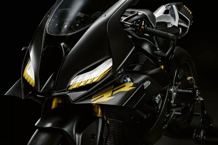 bmw-concept-rr-je-toliko-brz-da-bi-vas-uhvatio-i-kad-bezite-mislima-24