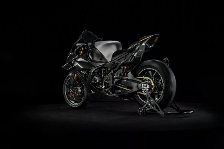 bmw-concept-rr-je-toliko-brz-da-bi-vas-uhvatio-i-kad-bezite-mislima-26