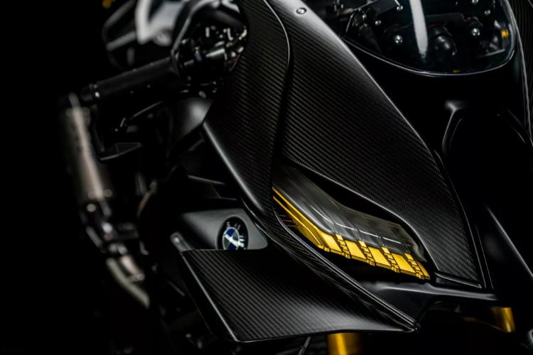 bmw-concept-rr-je-toliko-brz-da-bi-vas-uhvatio-i-kad-bezite-mislima-28