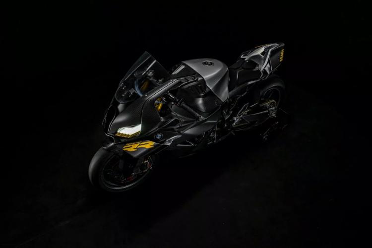 bmw-concept-rr-je-toliko-brz-da-bi-vas-uhvatio-i-kad-bezite-mislima-32