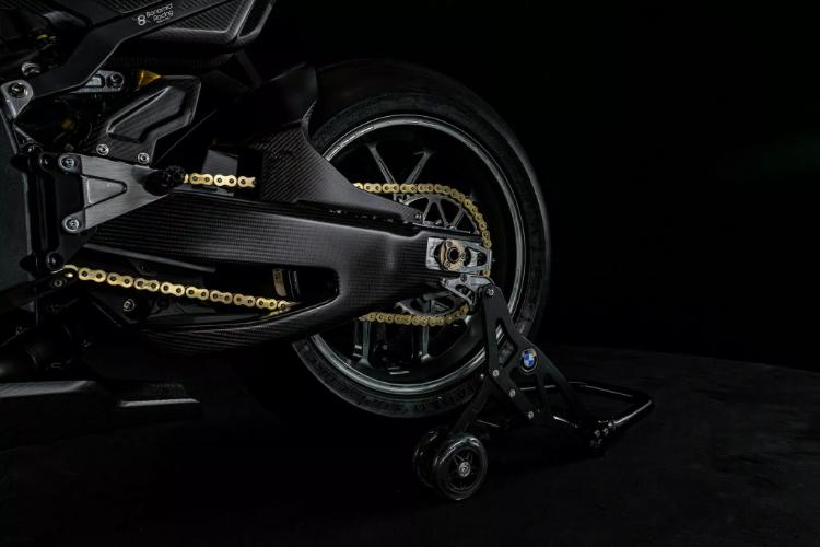bmw-concept-rr-je-toliko-brz-da-bi-vas-uhvatio-i-kad-bezite-mislima-34