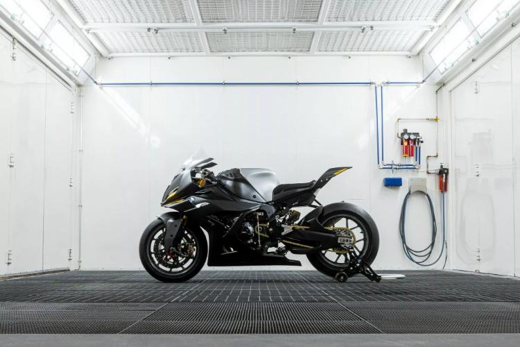 bmw-concept-rr-je-toliko-brz-da-bi-vas-uhvatio-i-kad-bezite-mislima-39